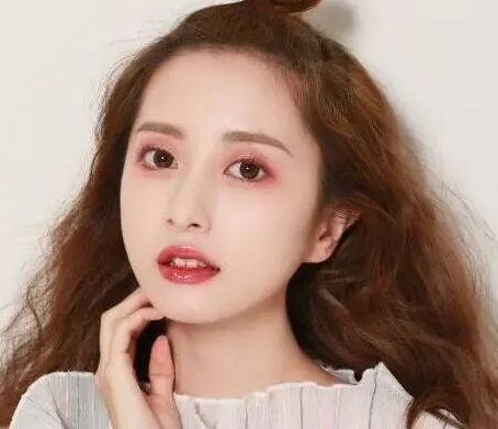 麻花辫 圆脸的美眉们该如何扎头发呢？