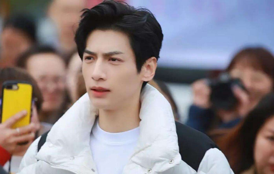 罗云熙|罗云熙很适合做综艺咖,看他在快乐大本营的表现,智商情商超高