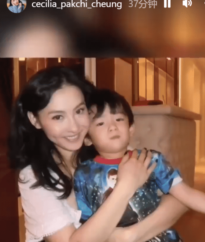 张柏芝|谢霆锋长子15岁生日，张柏芝晒大量合影庆祝，儿子烫卷发打扮时髦