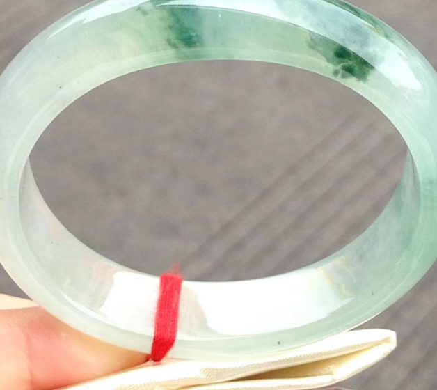 艺术品|翡翠手镯应该怎么戴?才能越佩戴越亮,恢复光泽感呢?