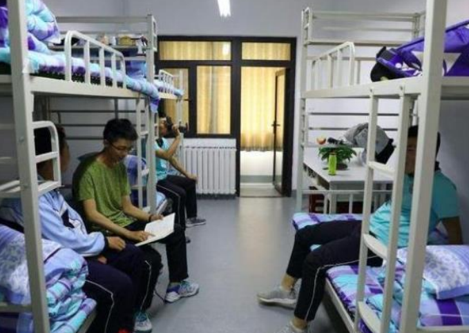 床铺的选择很重要，过来人才知道，上铺下铺之间的区别