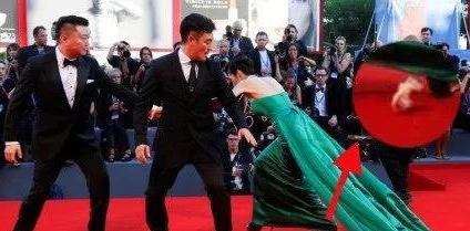 明星|明星在红毯上的社死瞬间，走光、被强吻、假屁股，既心酸又搞笑