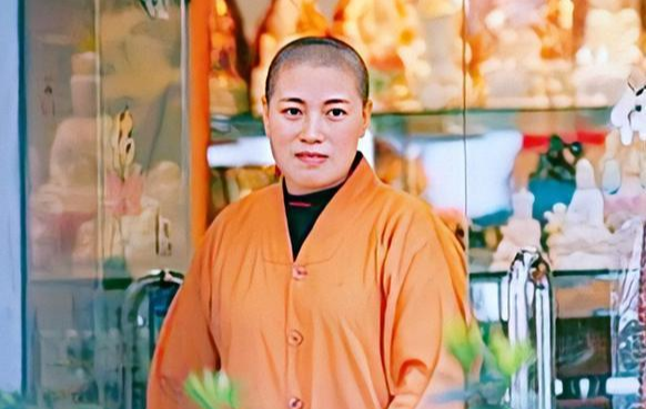 定慧寺女住持释智定,戴假发还穿丝袜,开豪车住别墅,跟和尚结婚