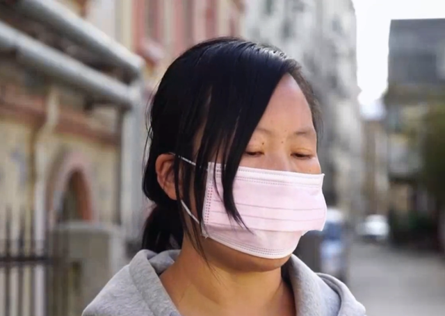 回顾女子叫娘家哥撑腰把丈夫打骨折,婆婆怒告法庭,儿媳下跪求和