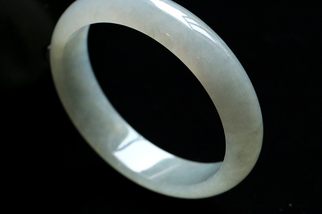 |翡翠手镯的变迁,你是否见过白翡翠手镯?白翡翠手镯的独特之处