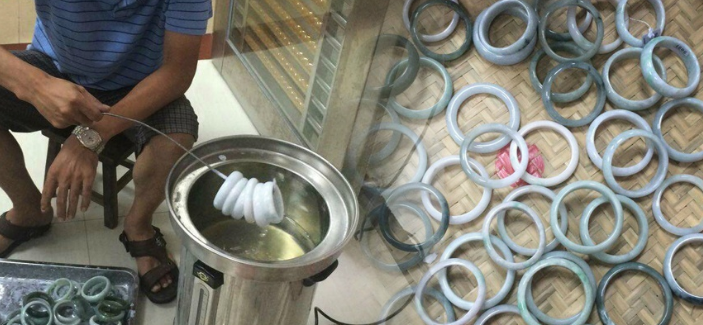 翡翠|给翡翠打蜡算欺骗吗？翡翠越戴越没有光泽感，与打蜡有关吗？