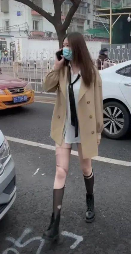 街头一女子穿着奇特,街头边走边打电话,网友:她经历了什么