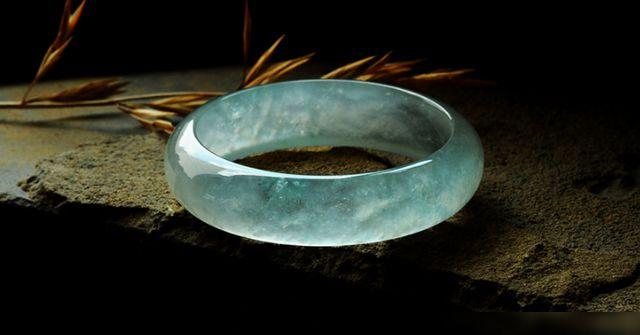 翡翠|翡翠都很清澈，那颜色不是很透亮的翡翠，就是假的翡翠吗？