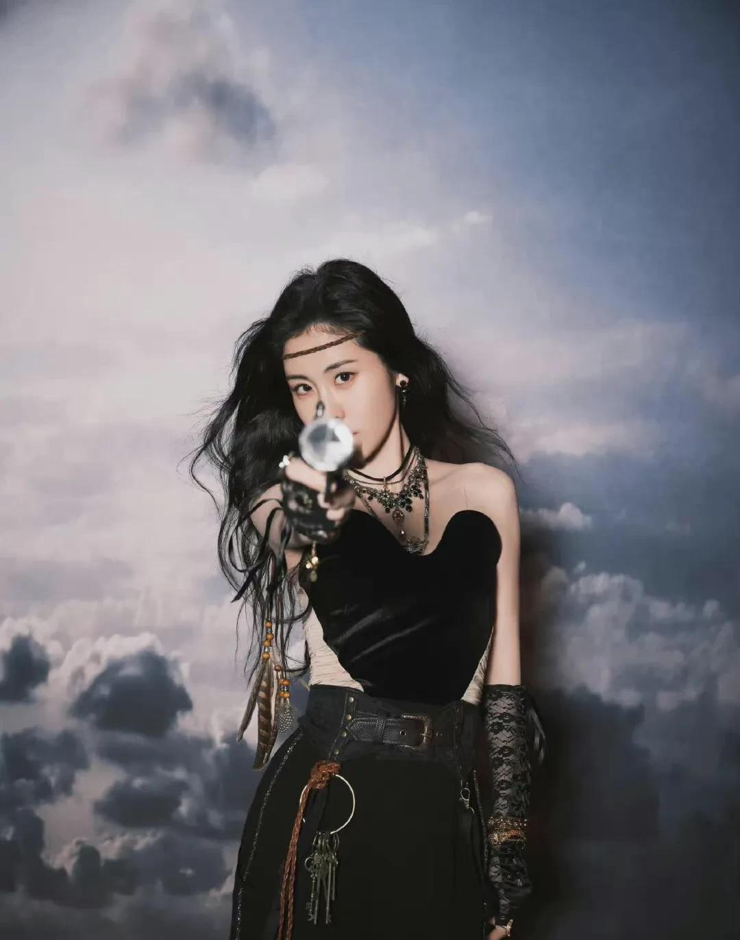 张碧晨|张碧晨船长造型唱日不落，太有氛围感了，心型抹胸也太性感了.