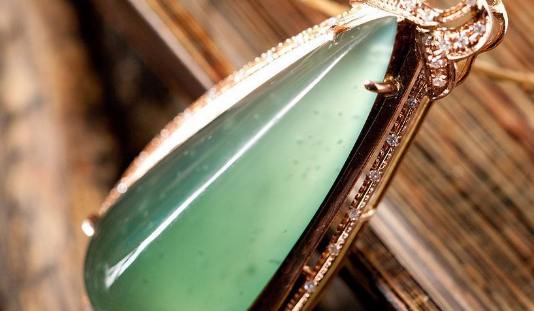 翡翠|都知道好料配好工,来看看工艺对翡翠到底有多大的影响?惊艳到你