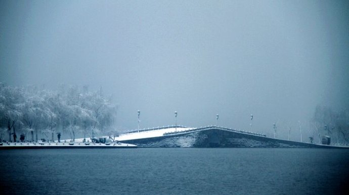 大连|杭州西湖十景之一的“断桥残雪”景区之所以被称之为“断桥”