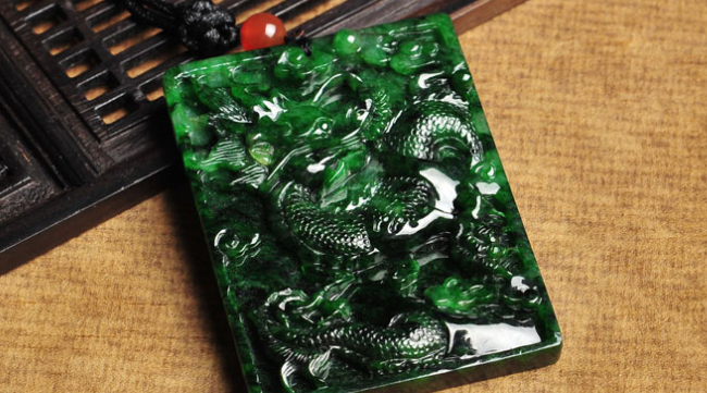 翡翠|藓加绿翡翠与干青种翡翠谁更值钱?区别是什么?又该如何分辨?