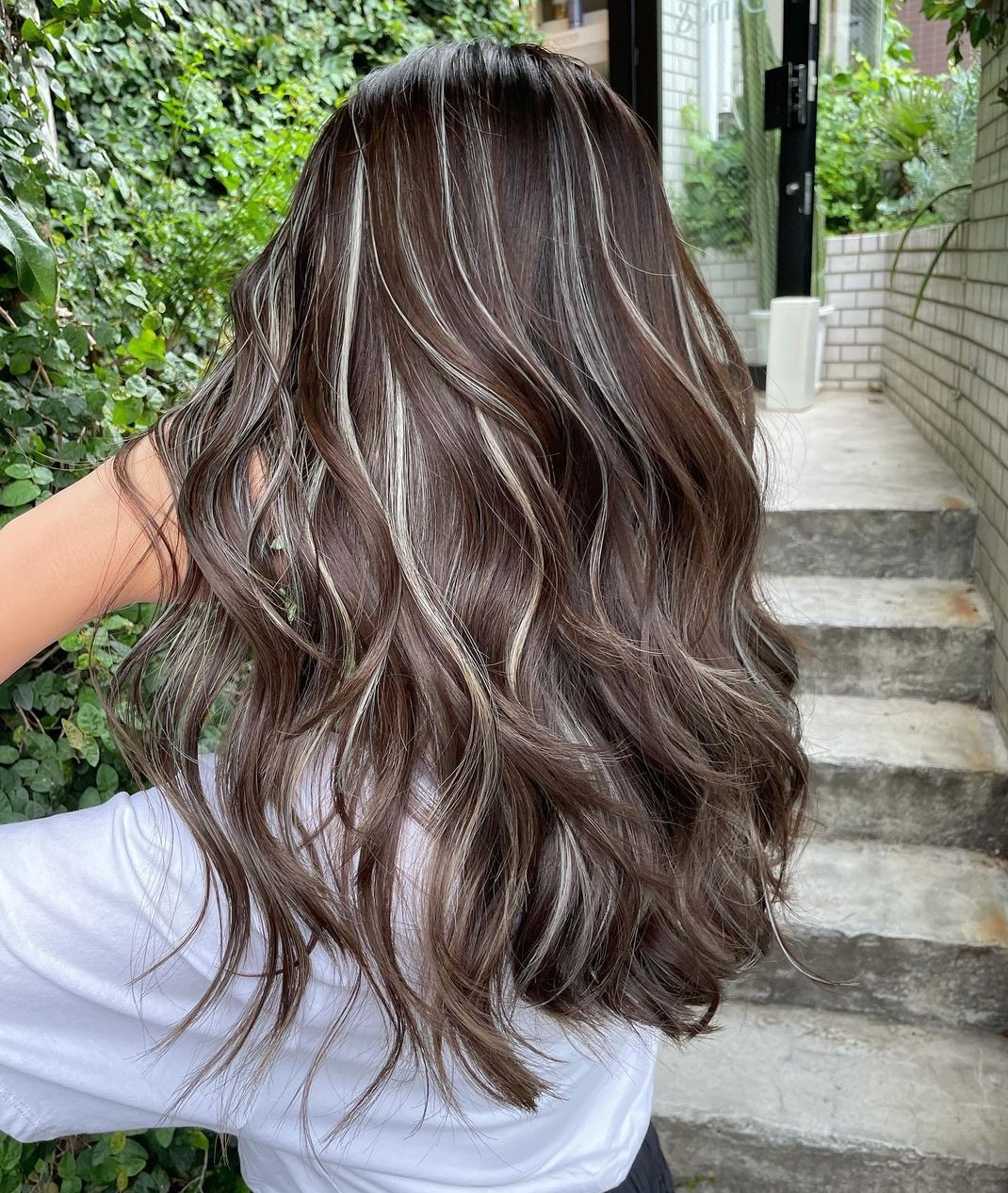 发型 女人发型别乱来,搭配上立体挑染,让你美出回头率