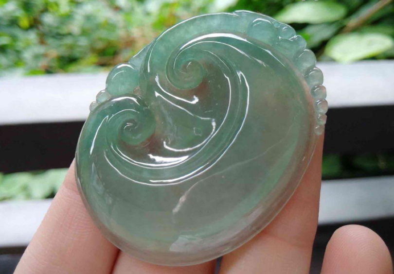 翡翠|翡翠的表面不是越光滑越好,仔细的去观察翡翠,它的凹凸确实不少