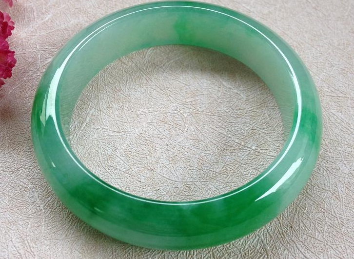 翡翠手镯|为什么造型简单的翡翠手镯，受到那么多人的欢迎，原来是如此