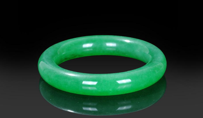 翡翠手镯|翡翠手镯对原料消耗极大，原料价格不断攀升，手镯价格也水涨船高