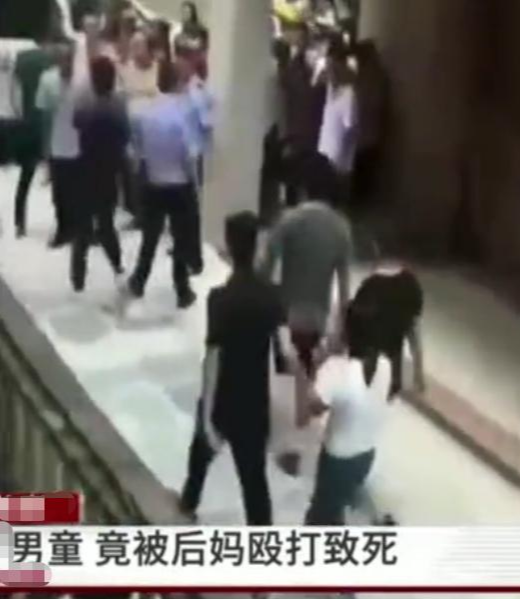 痛心!5岁男孩被后妈打骂身亡,生前被训画面曝光,看完心如刀绞