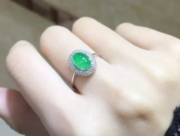 翡翠|翡翠的镶嵌也有不同方式，玉石如果被四个爪子包围，那便是爪镶法