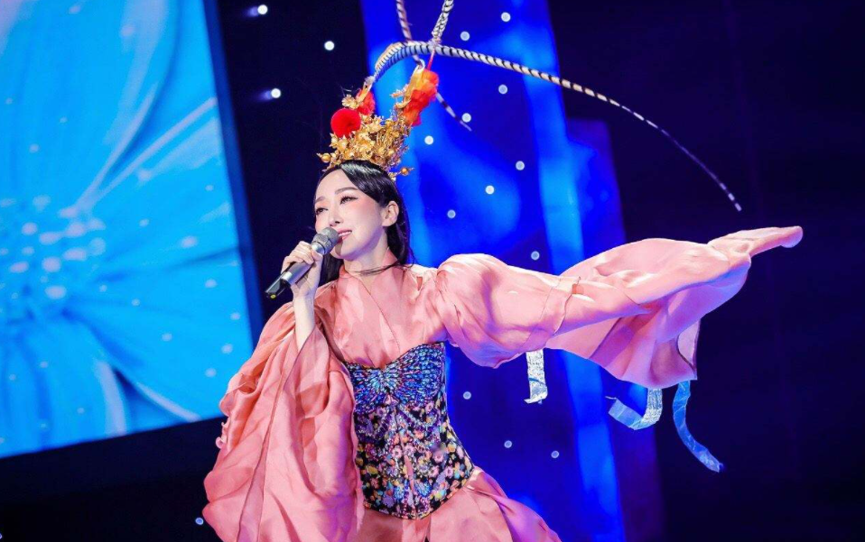 萨顶顶|?因唱《万物生》走红，上3次春晚却出尽洋相，如今与丈夫闪婚，过往历史遭扒