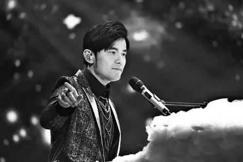 周杰伦|周杰伦新年晒全家福，小儿子终于露出正面照！网友的评论亮了