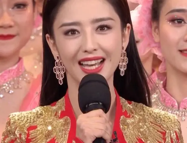 佟丽娅|佟丽娅演员、主持人样样精通，40岁的她，是否是娱乐圈名副其实的佼佼者？