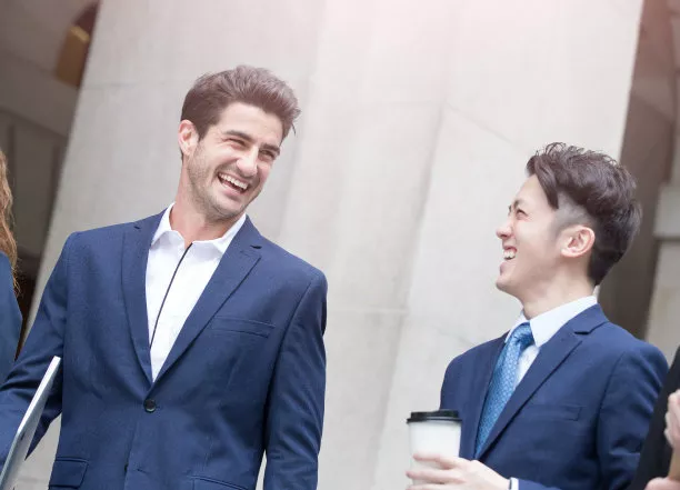 |刚入职，同事的老公给自己送了一套房子，该怎么办？