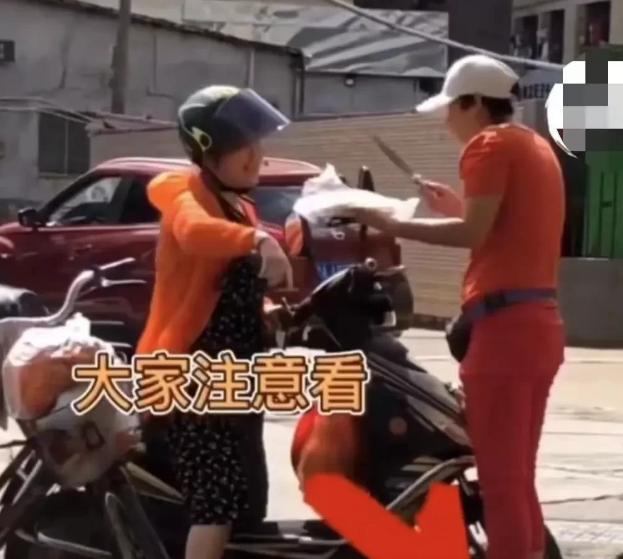 海南海口,女子遇到天价切糕,讲好的32元一斤付款时变一两!