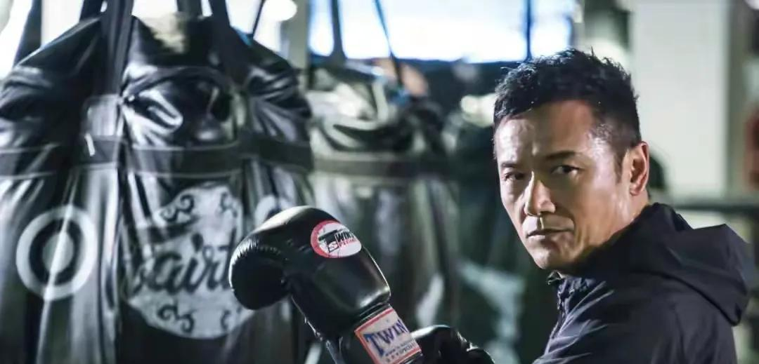 黄宗泽|63岁苗侨伟和40岁黄宗泽身材在线，中年男星的去油指南来了