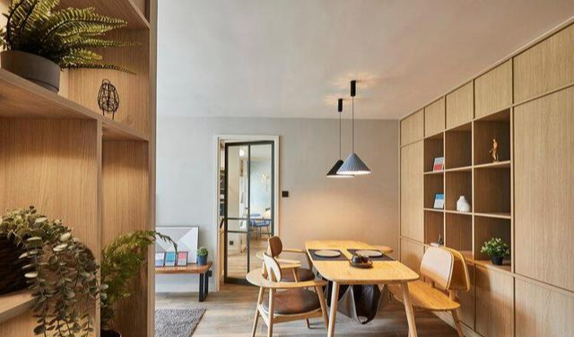 香港66岁退休夫妇住51㎡小宅，全屋大白墙不吊顶，却说：很满足了