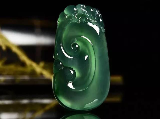 翡翠|雕刻的翡翠栩栩如生,但人们却更喜欢素面翡翠,这是为什么?