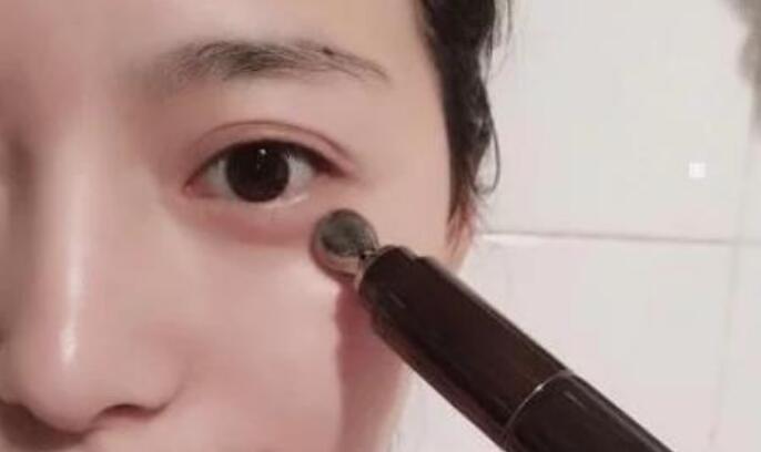 眼线 坚持涂眼霜、老了不后悔，别等到人到中年，才意识到护肤的重要性