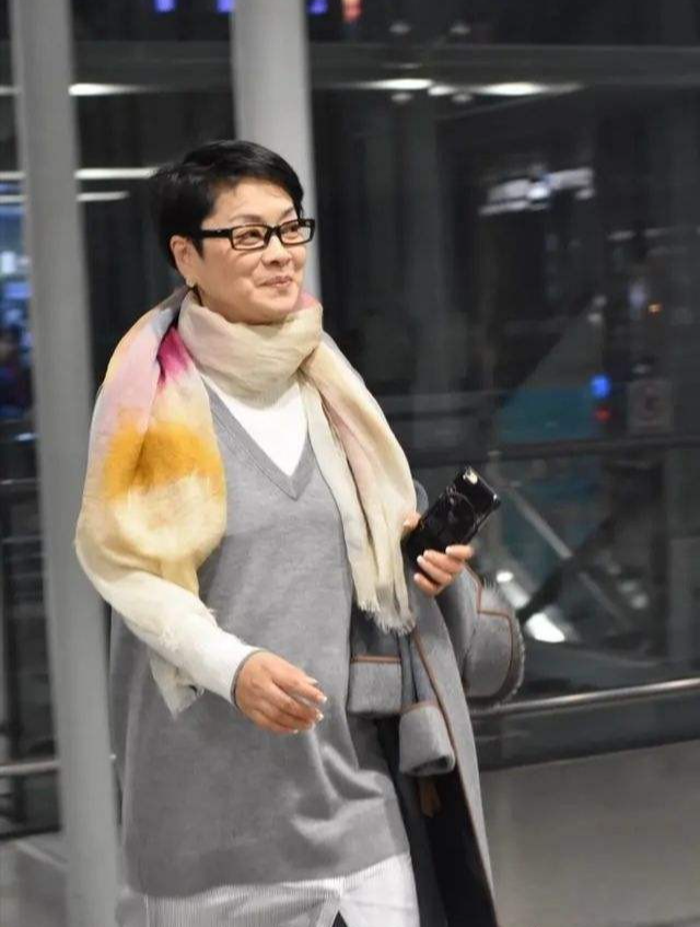 白澍|毛阿敏：是自己倒追的丈夫，她丧夫后首次现身，人比黄花瘦