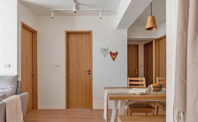 看了无数“过度装修”的家,我发现这套85㎡的“穷装”反而更实用