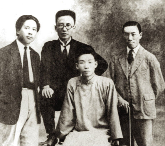 二哥逃学,郁达夫为他打掩护,结果母亲举着菜刀要两人下跪