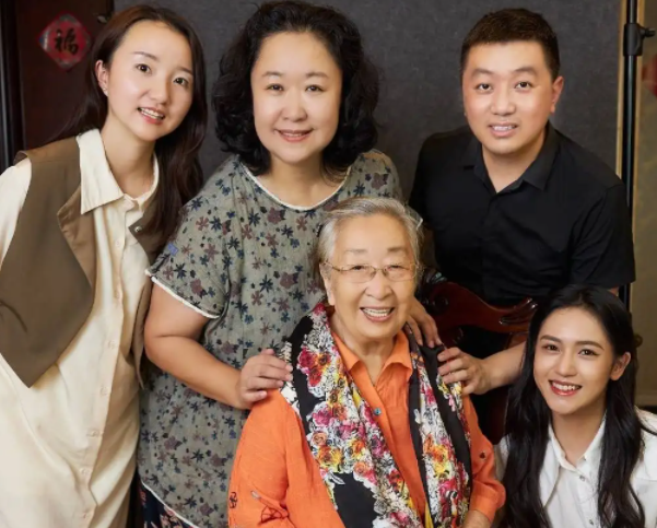 王晓棠|王晓棠：儿子17岁离世，14年后丈夫也离开，忍痛继续生活