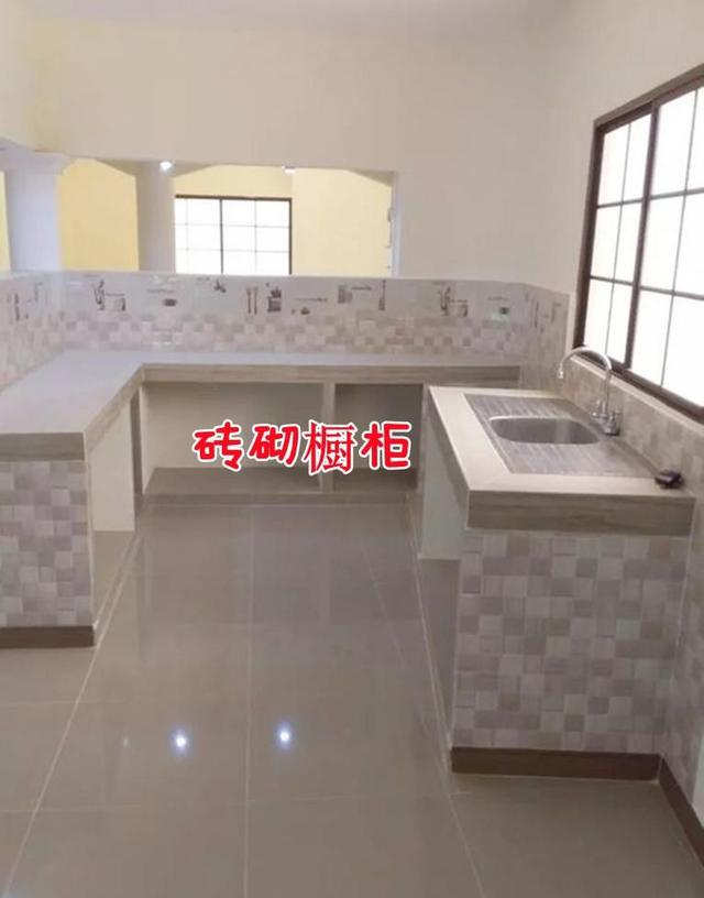 这应该是我见过最省钱的衣柜了,用砖砌,连柜门也不要,简单省事