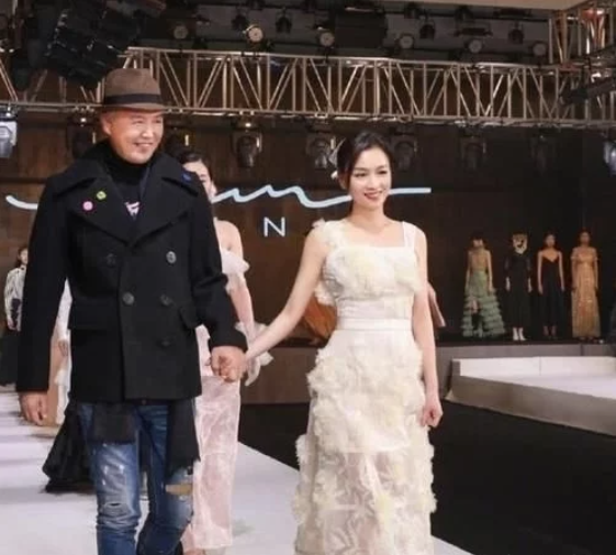 张庭|不吃白米饭，20多年坚持洗冷水澡的张庭，被网友拍到的皮肤状态太真实了！