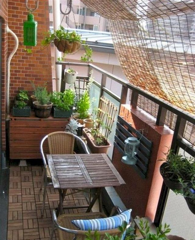 阳台太贵封不起,学国外挂几个卷帘,遮风挡雨效果好,待这还凉快