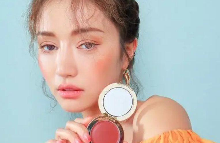 腮红 关于腮红和眼妆，你知道有哪些呢