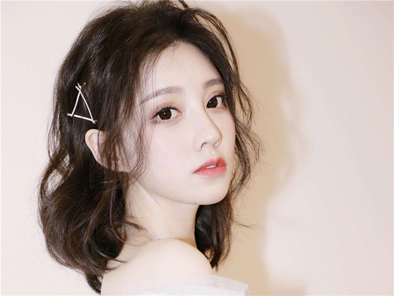 卷发 女生发型怎么显得更饱满