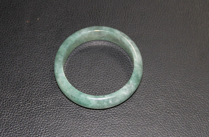 翡翠手镯|翡翠手镯为什么会降价?这几种手镯是不值钱的,看看有没有你的