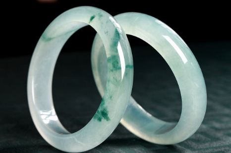 翡翠手镯|翡翠手镯的价值高,因为品质好,了解翡翠的都知道。