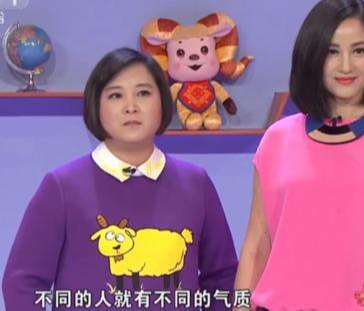 辽宁卫视春节联欢晚会|64岁冯巩一家庆小年! 给汽车铲雪闹乌龙, 送徒弟贾玲上春晚自己缺席5年去干啥了?