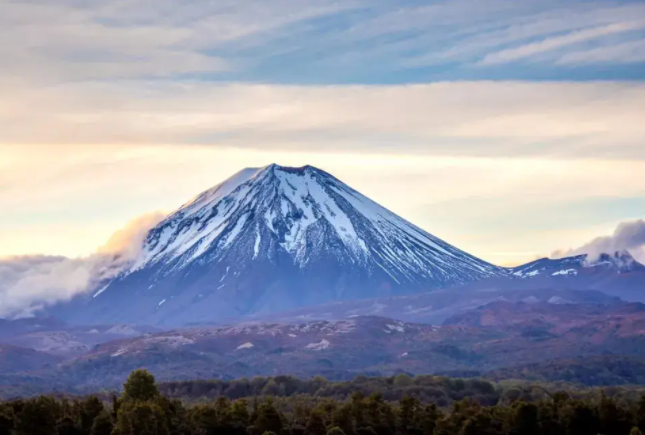 环球影城|在鲁阿佩胡火山，位于新西兰最大的湖泊陶波湖的南面，是椎型火山