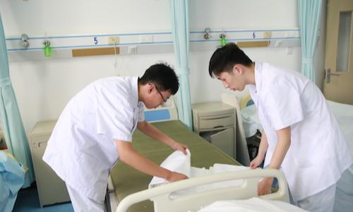 孕妇临产遇男护士“刮毛”,丈夫“主动请缨”,护士:不是闹着玩