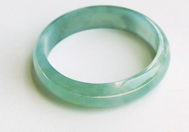 翡翠手镯|翡翠手镯的样式特别多，对于翡翠手镯的挑选，成了一个很大的难题