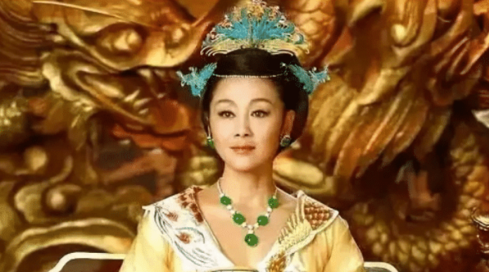 倪萍|年轻时的倪萍，古装搭配翡翠珠宝，母仪天下的气质溢出屏幕！