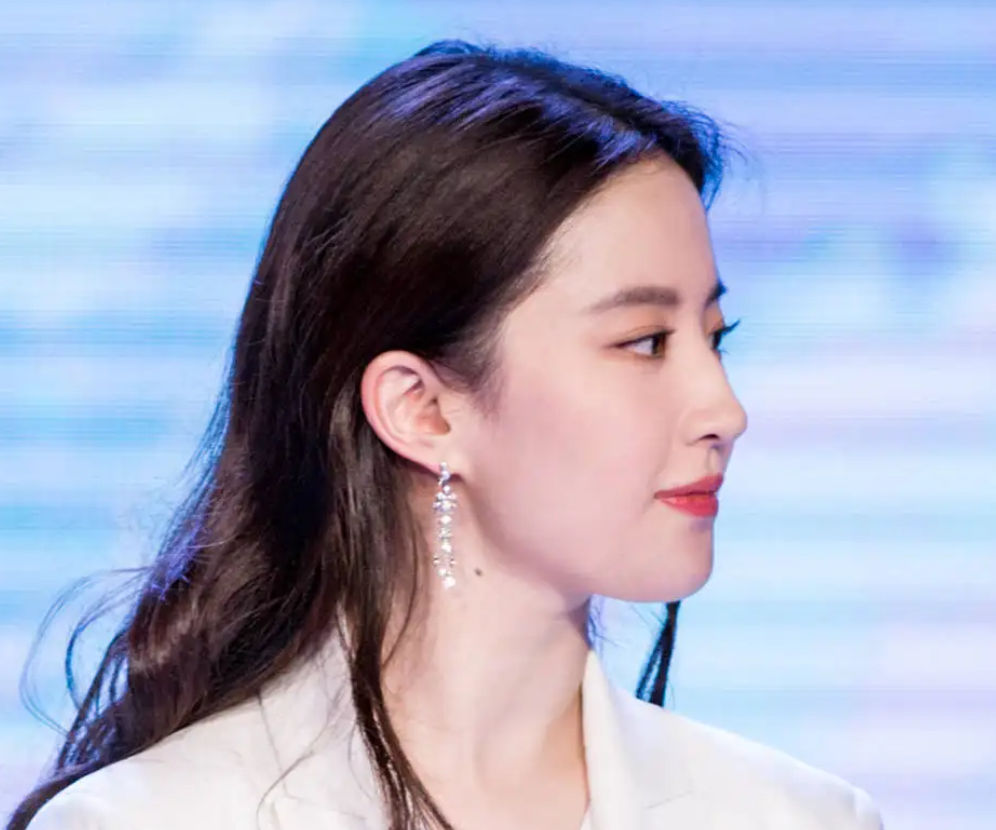 刘亦菲|刘亦菲,笑起来牙龈确实是挺明显,粉丝对她的爱始于颜值陷于人品