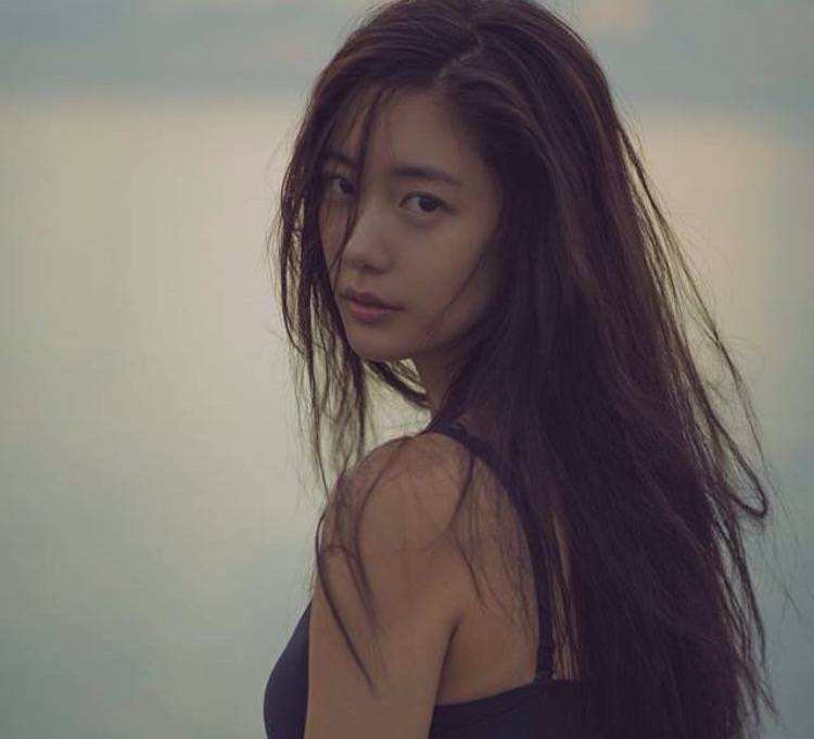 李成敏|李成敏首晒富豪老公，戴口罩拥吻显恩爱，靠中国市场成人生赢家