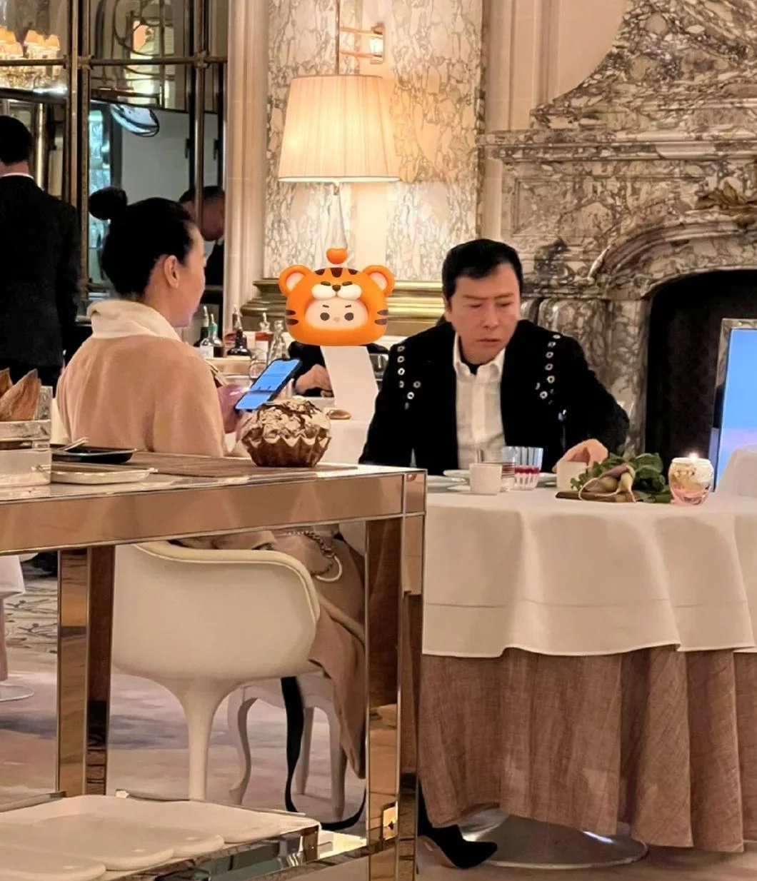 甄子丹|59岁甄子丹低调现身法国，发际线高似秃顶，与老婆吃饭全程无交流